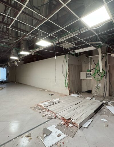 Derribo interior y transformación de un local de Mercadona a un gimnasio, con eliminación de instalaciones eléctricas alta tensión, estructuras de hierro, muros medianeros, etc.