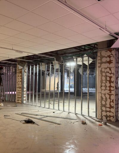 Derribo interior y transformación de un local de Mercadona a un gimnasio, con eliminación de instalaciones eléctricas alta tensión, estructuras de hierro, muros medianeros, etc.