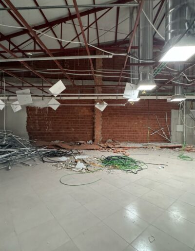 Derribo interior y transformación de un local de Mercadona a un gimnasio, con eliminación de instalaciones eléctricas alta tensión, estructuras de hierro, muros medianeros, etc.