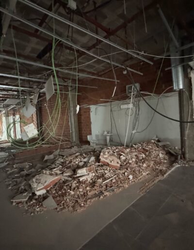 Derribo interior y transformación de un local de Mercadona a un gimnasio, con eliminación de instalaciones eléctricas alta tensión, estructuras de hierro, muros medianeros, etc.