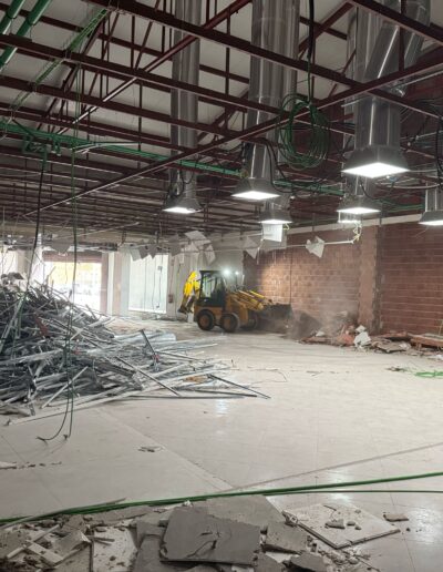 Derribo interior y transformación de un local de Mercadona a un gimnasio, con eliminación de instalaciones eléctricas alta tensión, estructuras de hierro, muros medianeros, etc.