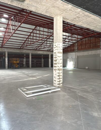 Derribo interior y transformación de un local de Mercadona a un gimnasio, con eliminación de instalaciones eléctricas alta tensión, estructuras de hierro, muros medianeros, etc.