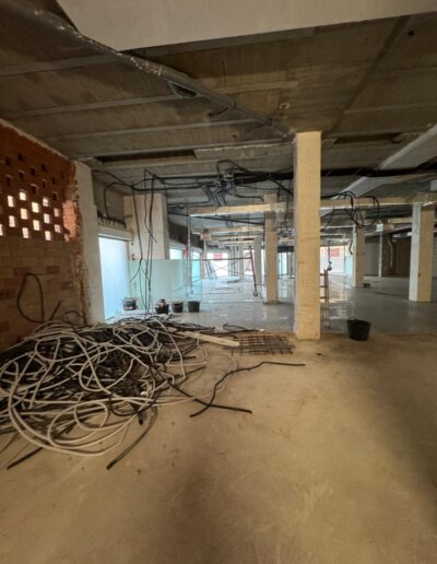 Conversión de local comercial con uso de banco a tienda de ropa y complementos con solado, trasdosados, falso techo microfibra, acristalado, etc.