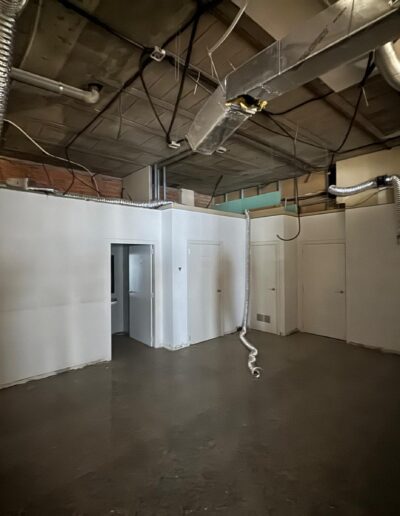 Conversión de local comercial con uso de banco a tienda de ropa y complementos con solado, trasdosados, falso techo microfibra, acristalado, etc.