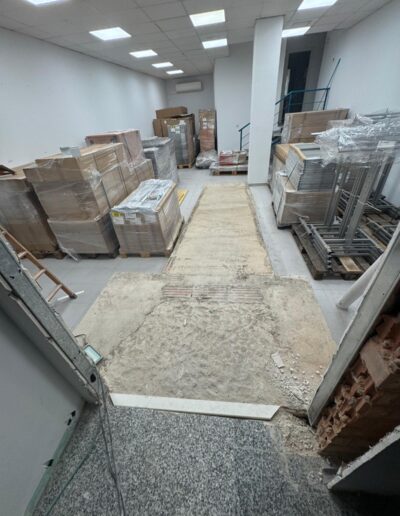 Conversión de local comercial con uso de banco a tienda de ropa y complementos con solado, trasdosados, falso techo microfibra, acristalado, etc.