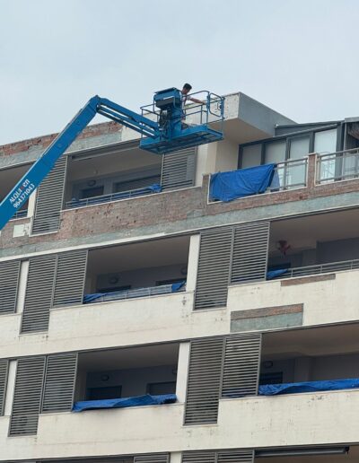 Restauración de paramentos verticales y horizontales tanto en fachadas exteriores como zonas comunes en exteriores, mediante materiales de alta calidad como morteros estructurales R4 Geolite y pinturas con alto nivel de elasticidad.