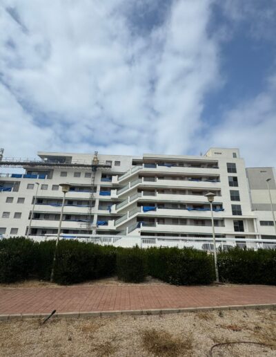 Restauración de paramentos verticales y horizontales tanto en fachadas exteriores como zonas comunes en exteriores, mediante materiales de alta calidad como morteros estructurales R4 Geolite y pinturas con alto nivel de elasticidad.