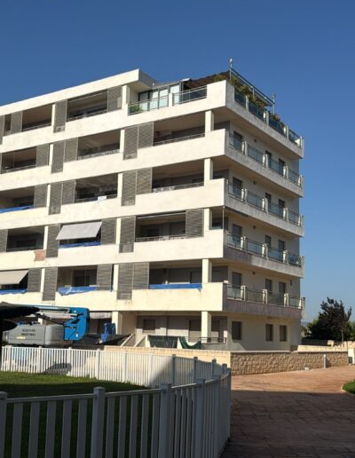 Restauración de paramentos verticales y horizontales tanto en fachadas exteriores como zonas comunes en exteriores, mediante materiales de alta calidad como morteros estructurales R4 Geolite y pinturas con alto nivel de elasticidad.