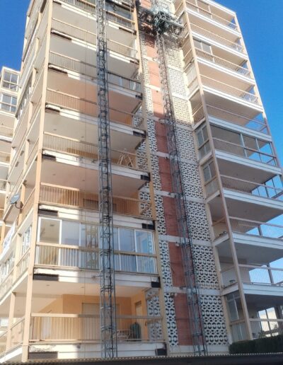 Picado y reconstrucción de cantos forjado con refuerzo y saneada estructura de hierro mediante soldaduras homologadas.
