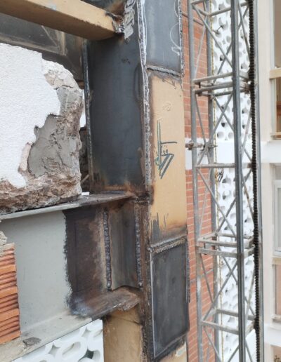 Picado y reconstrucción de cantos forjado con refuerzo y saneada estructura de hierro mediante soldaduras homologadas.